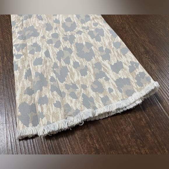 ⭐NWT⭐ < LOFT > Frayed High Rise Kick Crop Jeans - Picture 11 of 16